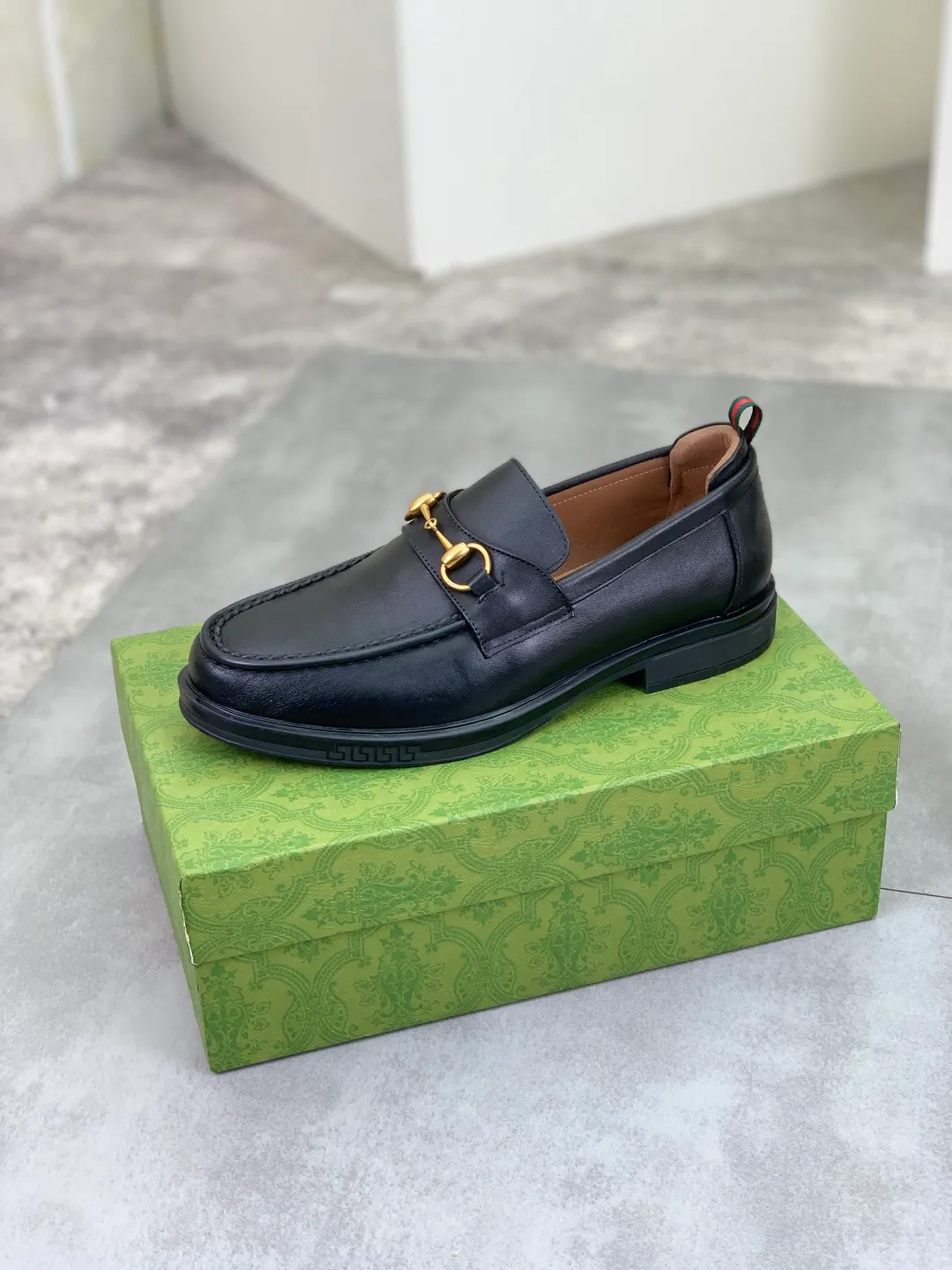 Men's shoes💰P500💰【New model, soft and comfortable Gucci classic business leather shoes hot selection (Gucci) official website latest Gucci 🎁 business leather shoes, hot style 💥 simple and elegant style, exclusive for trendy men. Unique official website latest brand original double G embossed element 👑Gucci Original decoration, fashionable and generous, made of original calfskin ✅ fully imported first-layer pigskin lining, official website designated wear-resistant, rubber business outsole, real-life photos of classic models at the counter 🎬38-44 (customized for 45) 3⃣️ colors available